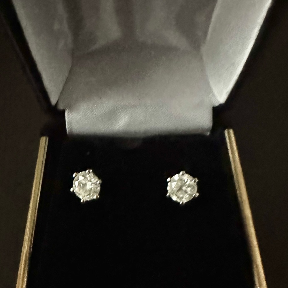Certified natural diamonds earrings studs with 18 k solid white gold